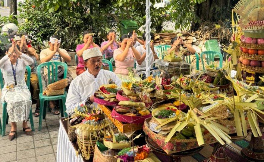 Suasana khidmat menyelimuti kantor PT Mindful Group Indonesia disaat upacara Odalan. FOTO : Ayu05-PBMI