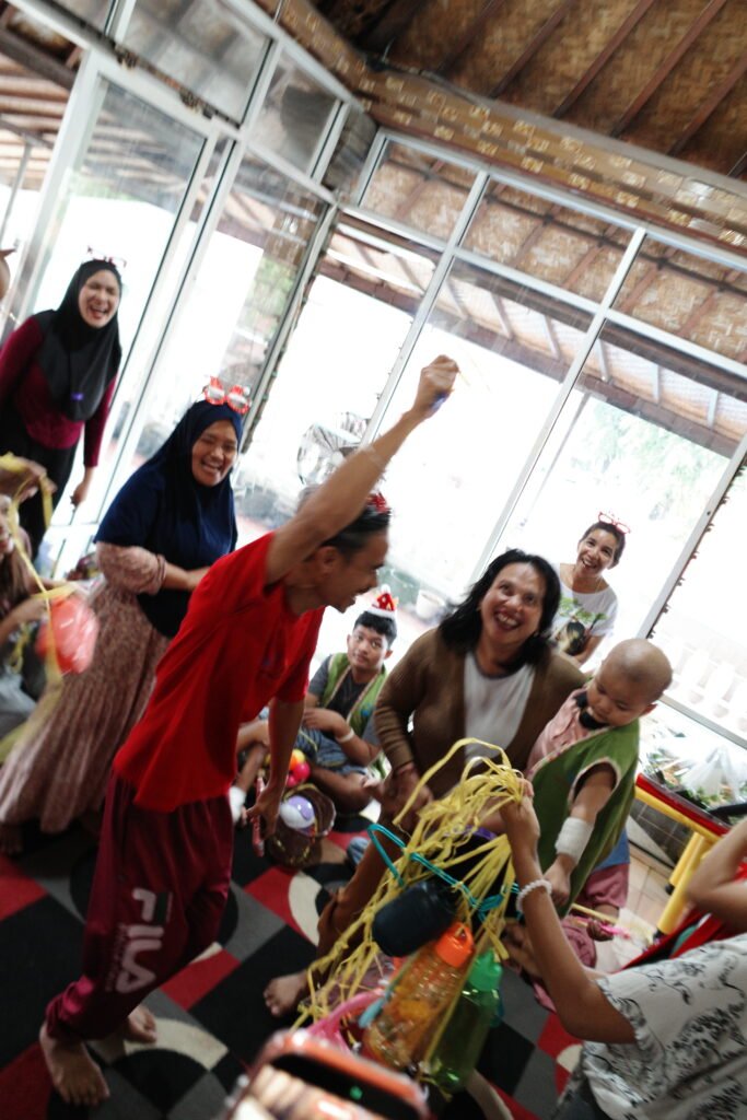 Mari bergandeng tangan, karena setiap uluran kasih akan menyalakan harapan baru bagi mereka. FOTO: Ayu05-PBMI