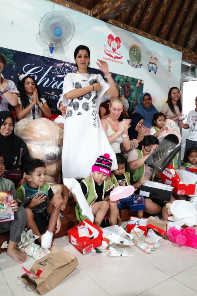 Foto bersama para donatur dan Anak pejuang kanker. FOTO: Ayu05-PBMI