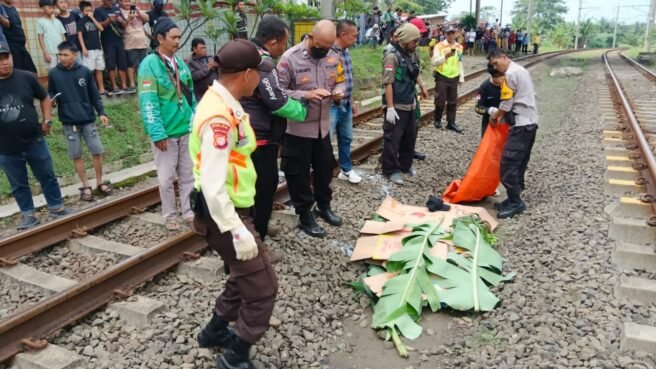 Pihak Kepolisian saat mengevakuasi korban tewas tertabrak kereta di Cisauk, Tangerang. Foto: Polsek Cisauk
