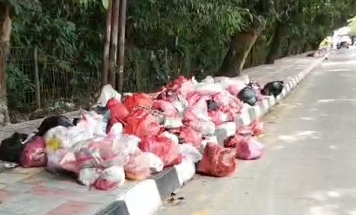 Sampah menumpuk di trotoar jl raya Serpong. Foto: Deni02-PBMI