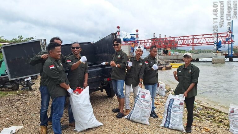 PELINTAS Gelar Aksi Bersih Pantai di Sekitar Operasional PT Chandra Asri Alkali Cilegon. FOTO : Budi05-PBMI