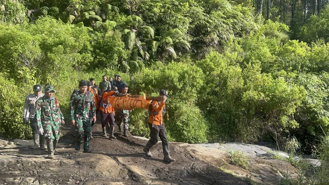 Tim SAR gabungan saat mengevakuasi jasad pendaki yang tewas usai terjatuh ke dalam jurang di Gunung Slamet. Foto: Dok. Basarnas