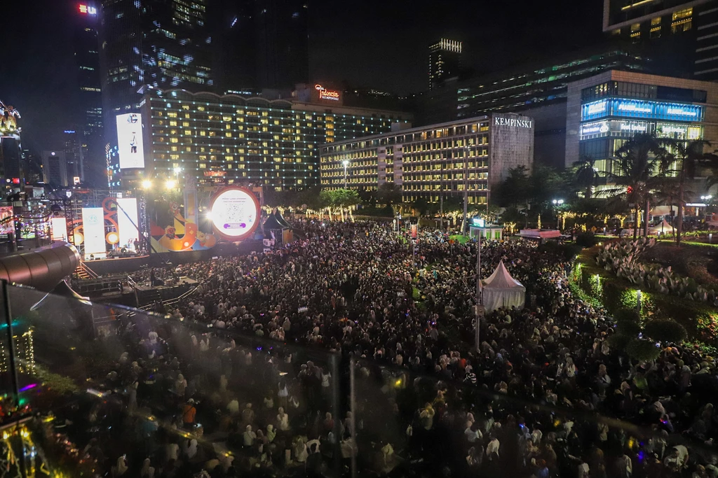 Lautan manusia memadati perayaan pergantian tahun baru 2026 di kawasan Bundaran HI, Jakarta, Rabu (31/12/2025).