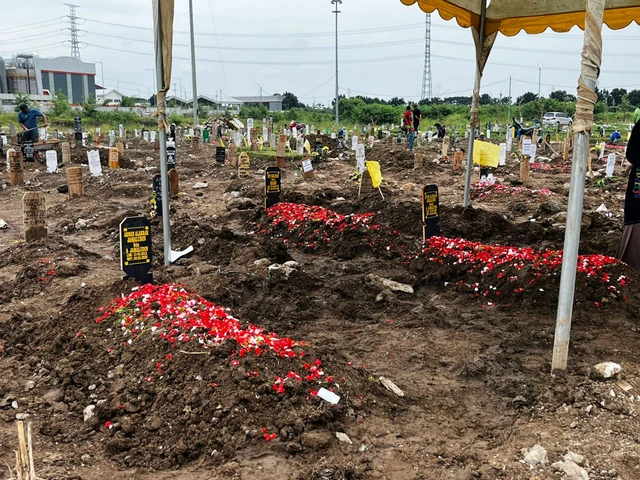 Makam tiga anggota keluarga yang tewas di TPU Rorotan, Jakarta Utara, Sabtu (3/1/2026). Foto: Rayyan/Kumparan