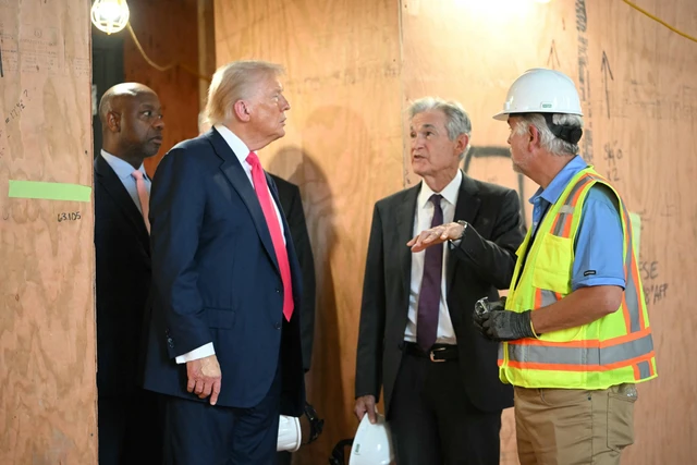 Presiden AS Donald Trump berbincang dengan Ketua Federal Reserve Jerome Powell saat meninjau renovasi gedung Dewan Federal Reserve di Washington, D.C., AS, pada 24 Juli 2025. Foto: ANDREW CABALLERO-REYNOLDS / AFP