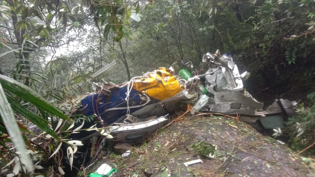 Sejumlah serpihan pesawat dan barang-barang korban pesawat ATR 42-500 yang jatuh di Gunung Bulusaraung, Sulsel. Foto: Dok. Basarnas/Tim SAR Gabungan