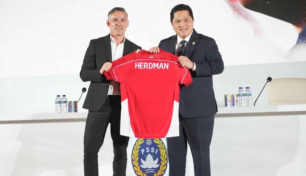 Ketua Umum PSSI Erick Thohir bersama pelatih Timnas Indonesia John Herdman saat konferensi pers perdana di Hotel Mulia, Senayan, Jakarta Pusat, Selasa (13/1/2026). PORTALBMI.ID