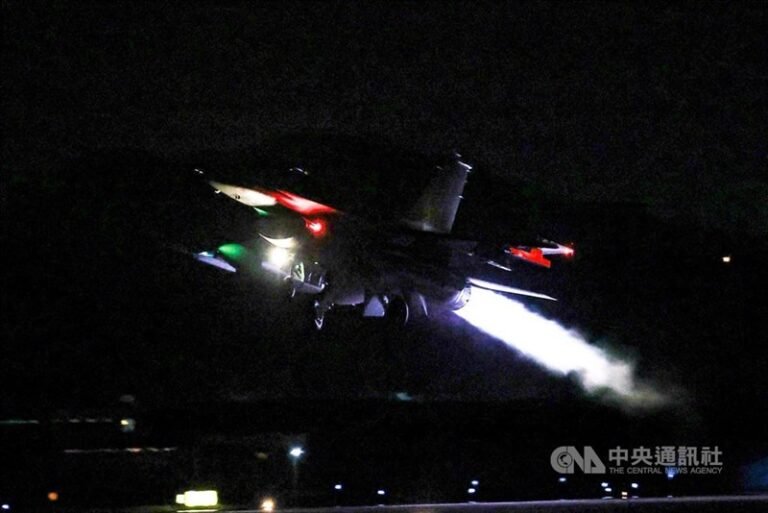 Sebuah jet tempur F-16V melakukan lepas landas darurat sebagai bagian dari misi pelatihan malam hari di Pangkalan Udara Hualien. Foto arsip CNA