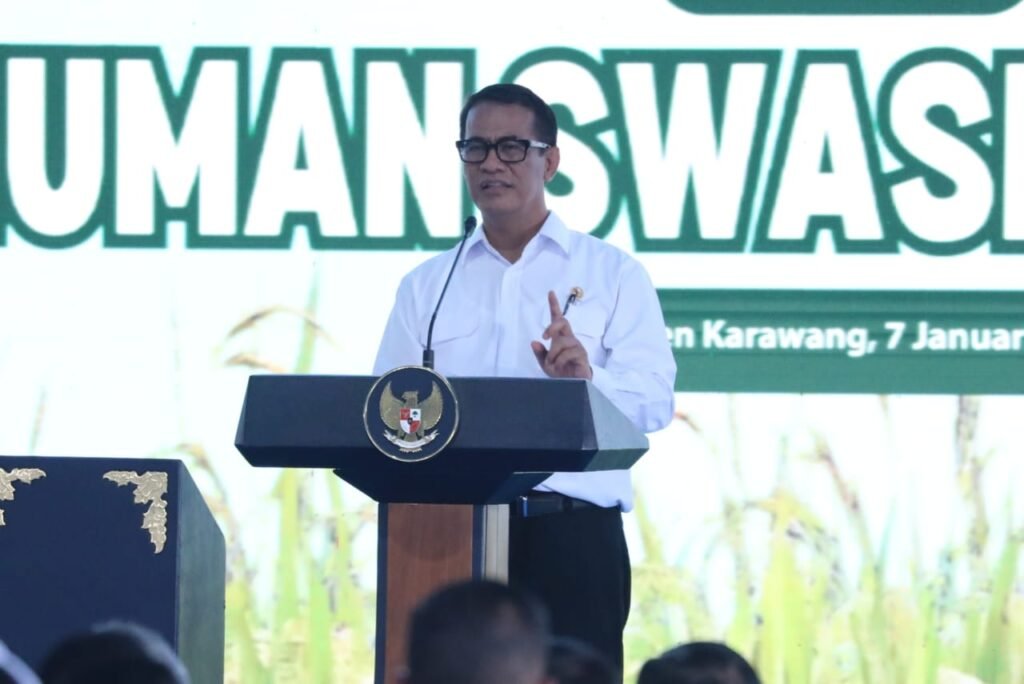 Mentan Amran Sulaiman dalam acara panen raya swasembada pangan di Kabupaten Kerawang.