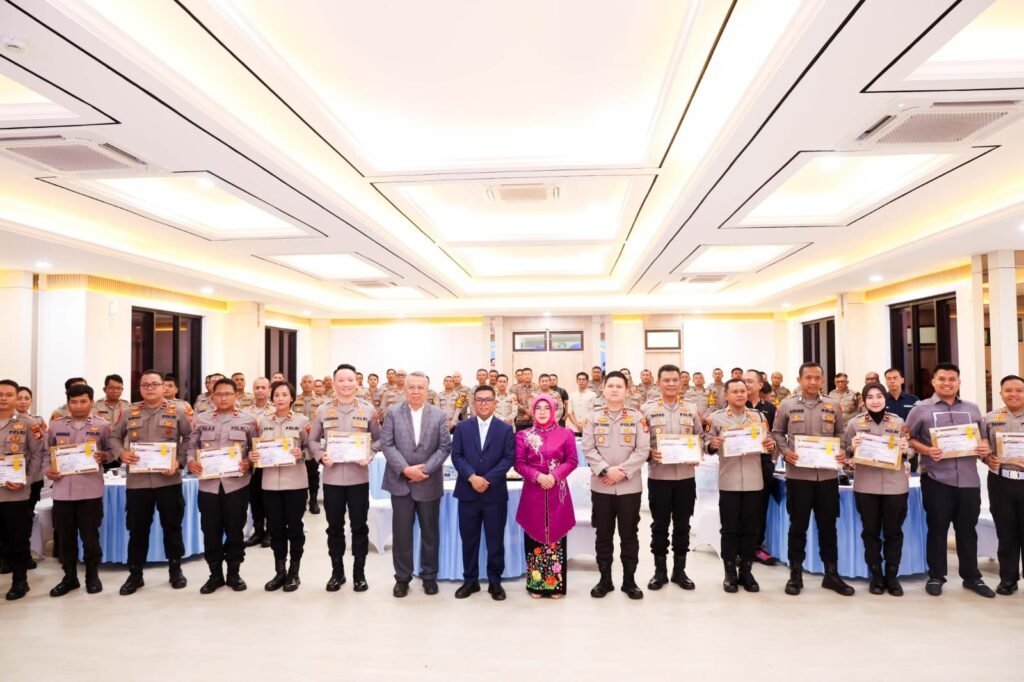 Penyerahan piagam penghargaan kepada Kapolres Tangerang Selatan beserta jajarannya atas keberhasilan Program Cegah Tawuran (Cetar). FOTO : PORTALBMI.ID