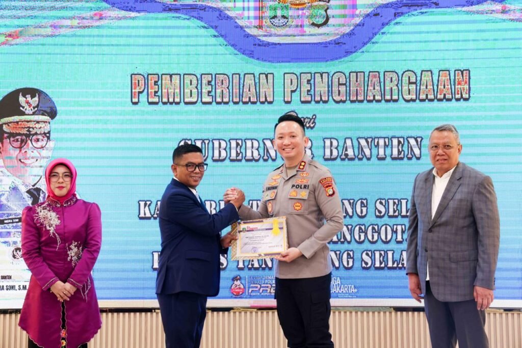 Penyerahan piagam penghargaan kepada Kapolres Tangerang Selatan beserta jajarannya atas keberhasilan Program Cegah Tawuran (Cetar). FOTO : PORTALBMI.ID