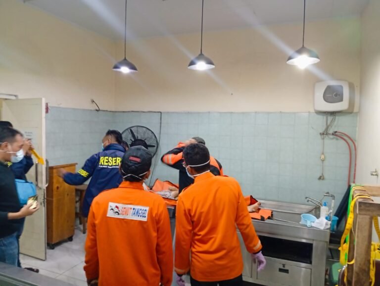 Evakuasi wanita tenggelam di Tandon oleh BPBD Tangsel. FOTO : Henny06-PBMI