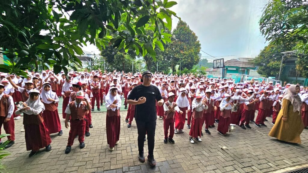 SDN Pamulang 02 di Kelurahan Pamulang Barat, Kec Pamulang lakukan senam bersama dan upacara bendera. FOTO: Henny06-PBMI