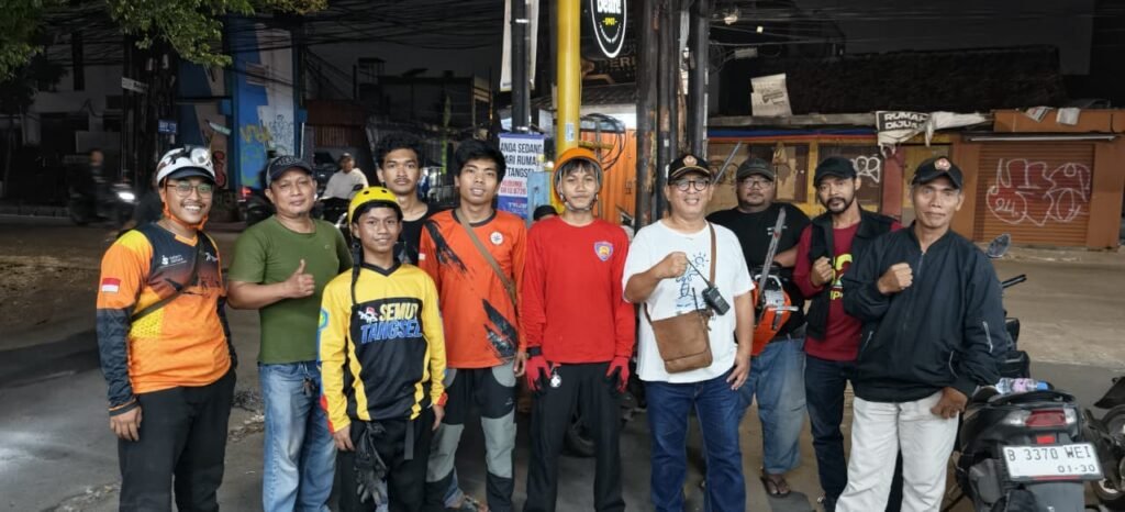 Relawan beserta masyarakat lakukan evakuasi Pohon tumbang di Rempoa. FOTO: Henny06-PBMI