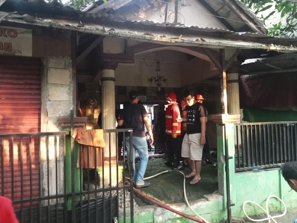 Telah terjadi kebakaran pada rumah warga yg berlokasi di jalan raya mencong,Ciledug,kita Tangerang. FOTO: Henny06-PBMI
