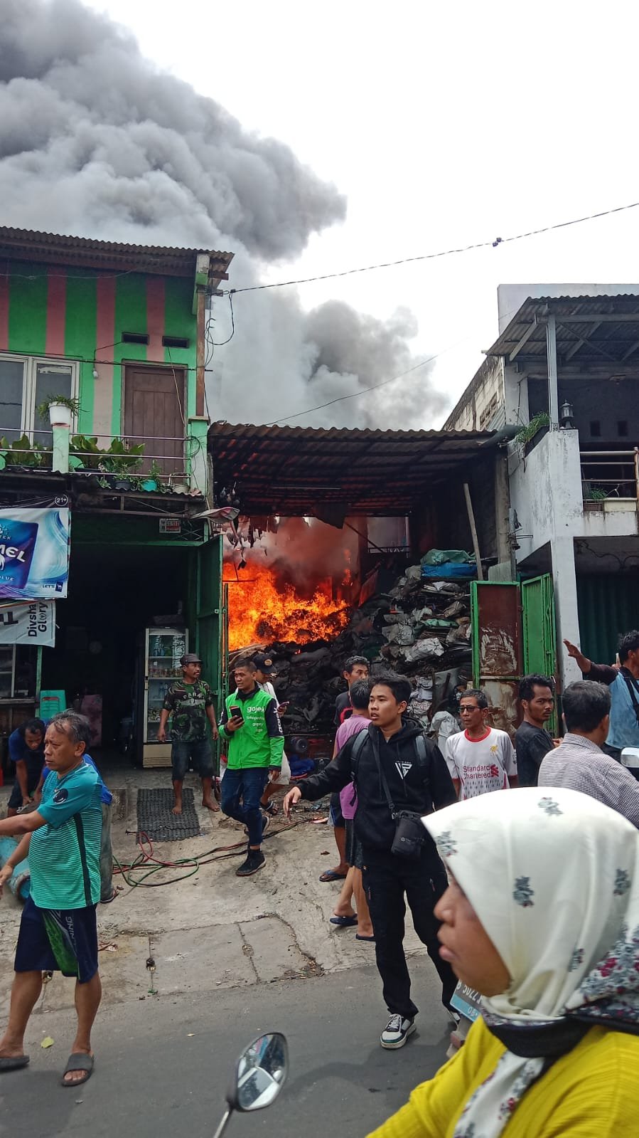 Kebakaran di kawasan Jl. Raya Pondok Kacang, Kota Tangerang, pada Rabu (07/01/2026) siang. FOTO: Henny06-PBMI
