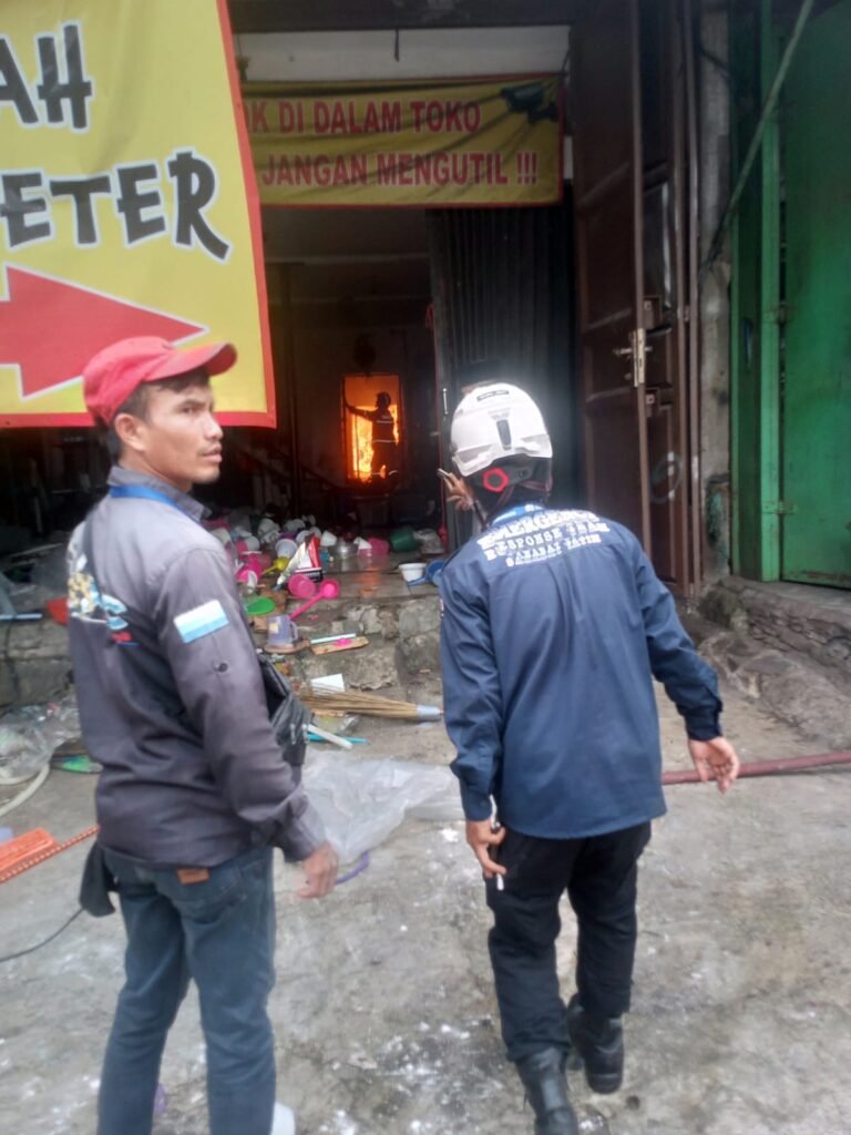 Kebakaran di kawasan Jl. Raya Pondok Kacang, Kota Tangerang, pada Selasa (06/01/2026) siang. FOTO: Henny06-PBMI