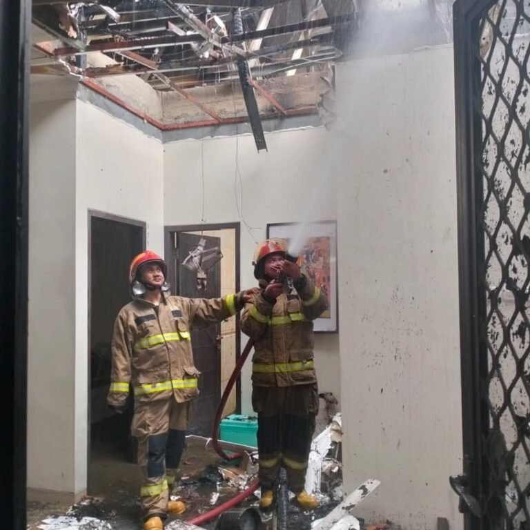 Peristiwa yang terjadi sekitar pukul 08.31 WIB ini diduga kuat dipicu oleh arus pendek listrik. FOTO: Henny06-PBMI