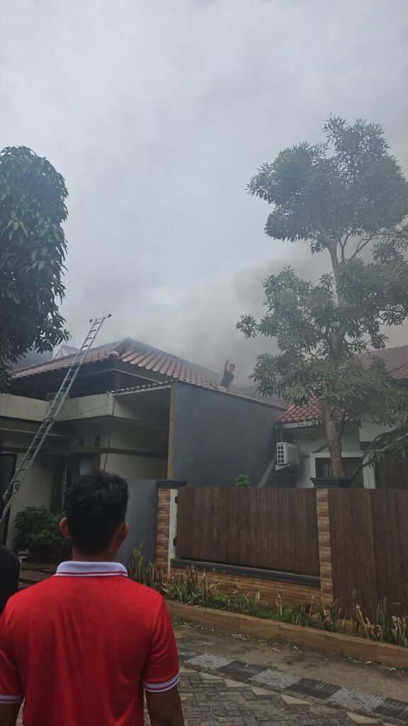 Peristiwa yang terjadi sekitar pukul 08.31 WIB ini diduga kuat dipicu oleh arus pendek listrik. FOTO: Henny06-PBMI