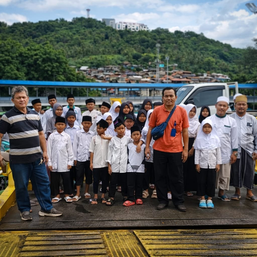 Kegiatan santunan ini dihadiri oleh Kepala Operasional PT Surya Timur Line, Anjas, serta Kepala Logistik PT STL, Buyung. FOTO: Budi05-PBMI