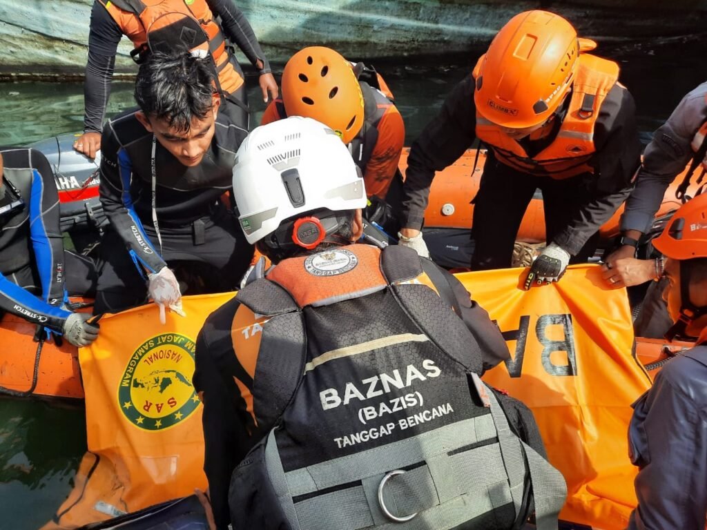 Korban tenggelam berinisial AW (25) ditemukan dalam kondisi meninggal dunia di kawasan Dermaga Timur Pelabuhan Muara Baru. FOTO: Henny06-PBMI