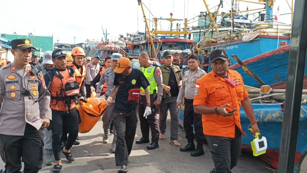 Korban tenggelam berinisial AW (25) ditemukan dalam kondisi meninggal dunia di kawasan Dermaga Timur Pelabuhan Muara Baru. FOTO: Henny06-PBMI