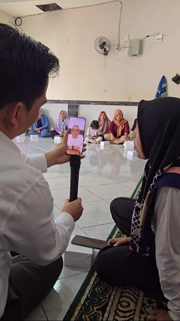 Meski tidak berada di lokasi secara fisik, Wali Kota Tangerang Selatan Benyamin Davnie menyempatkan diri menyapa dan mendengarkan langsung keluhan warga. FOTO: Henny06-PBMI