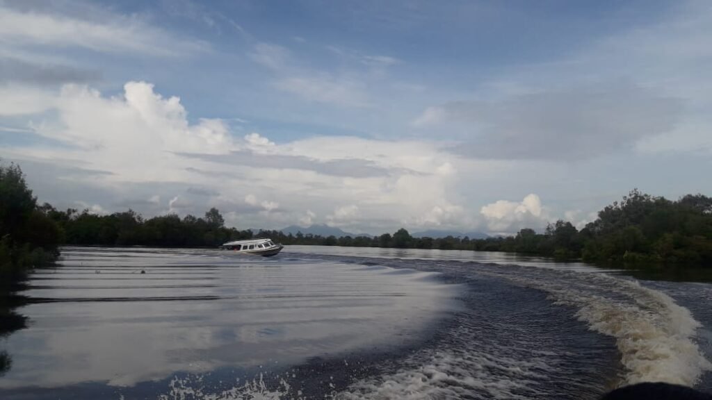 Danau Sentarum, yang terletak di Kabupaten Kapuas Hulu, Kalimantan Barat, menyimpan potensi wisata yang luar biasa. FOTO: AEP05-PBMI