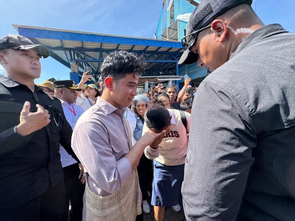 Wapres Gibran Rakabuming meninjau Pasar Ikan Fandoi di Kabupaten Biak Numfor, Papua. FOTO: Set Wapres