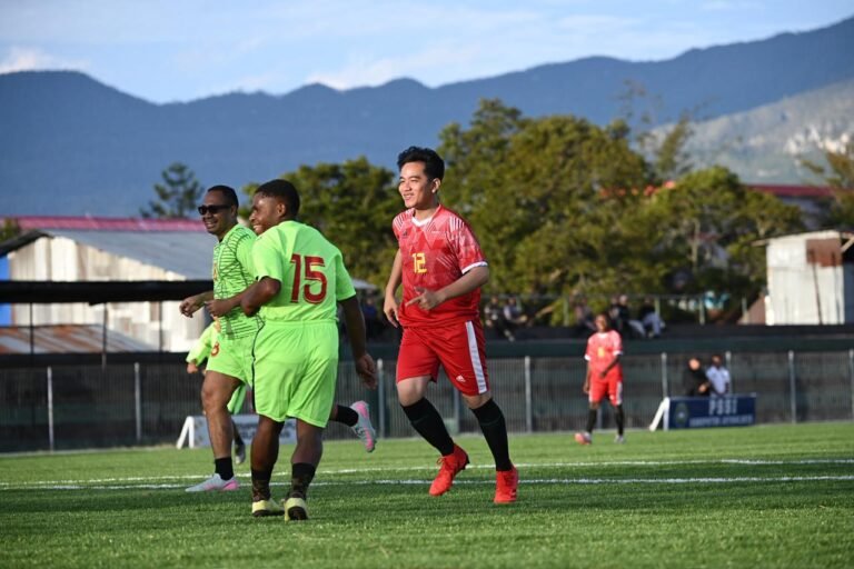 Wapres bermain sepak bola bersama anak-anak Sekolah Sepak Bola (SSB), Selasa (13/01/2026). FOTO: Set Wapres