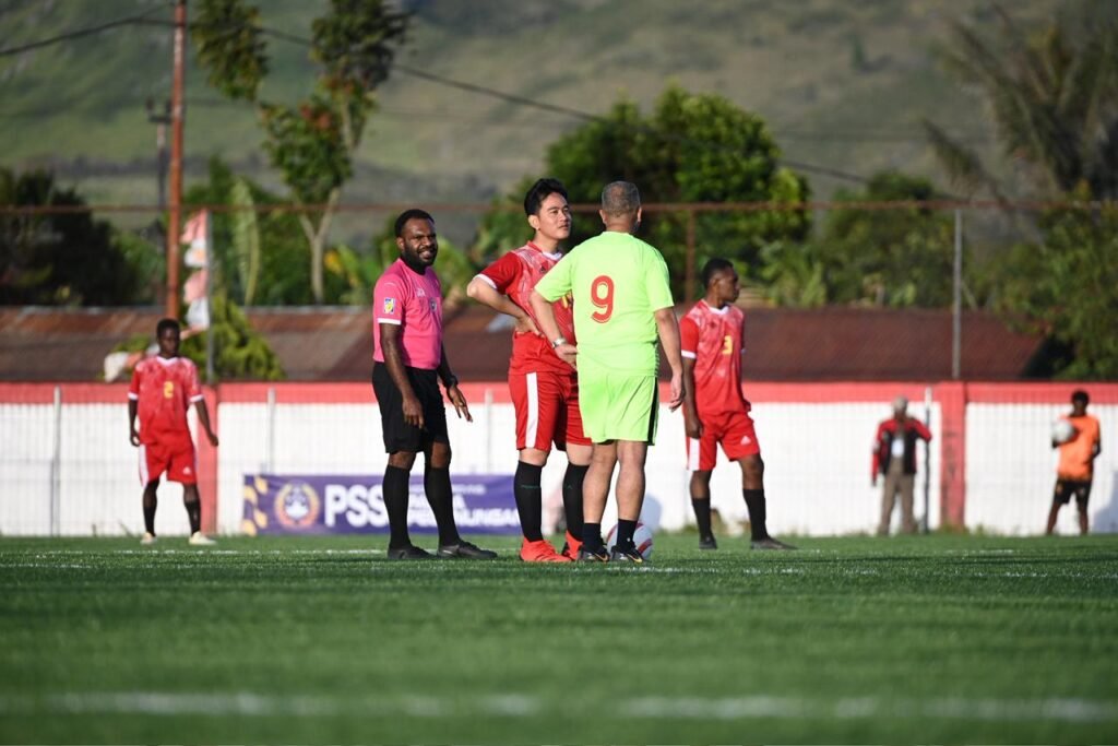 Tiba di Wamena, Papua Pegunungan, Wakil Presiden (Wapres) Gibran Rakabuming langsung menuju Stadion Lapangan Pendidikan Itlayikinia untuk bermain sepak bola bersama anak-anak Sekolah Sepak Bola (SSB). FOTO: Set Wapres