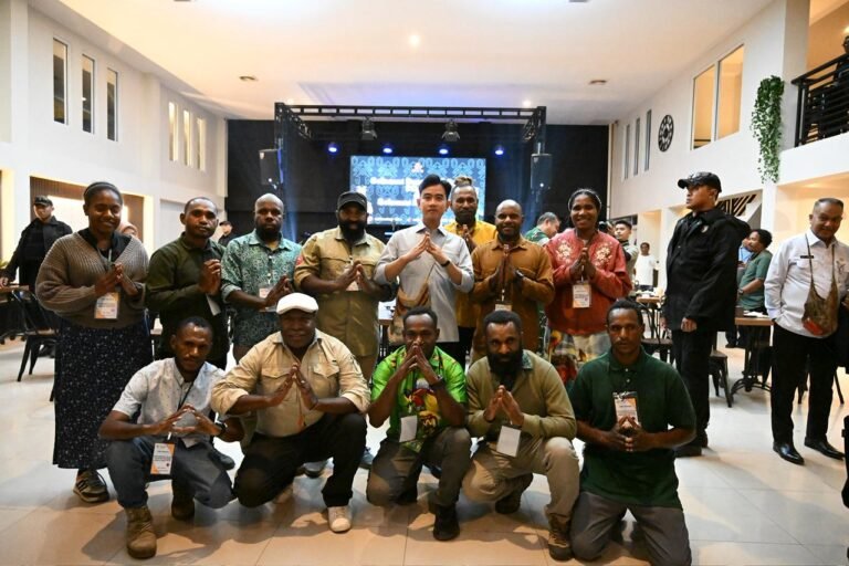 Wapres Gibran Rakabuming bertemu dengan para pegiat kopi dan pelaku ekonomi kreatif, di Café Dik’s, Wamena, Selasa malam (13/01/2026). FOTO: BPMI Setpres