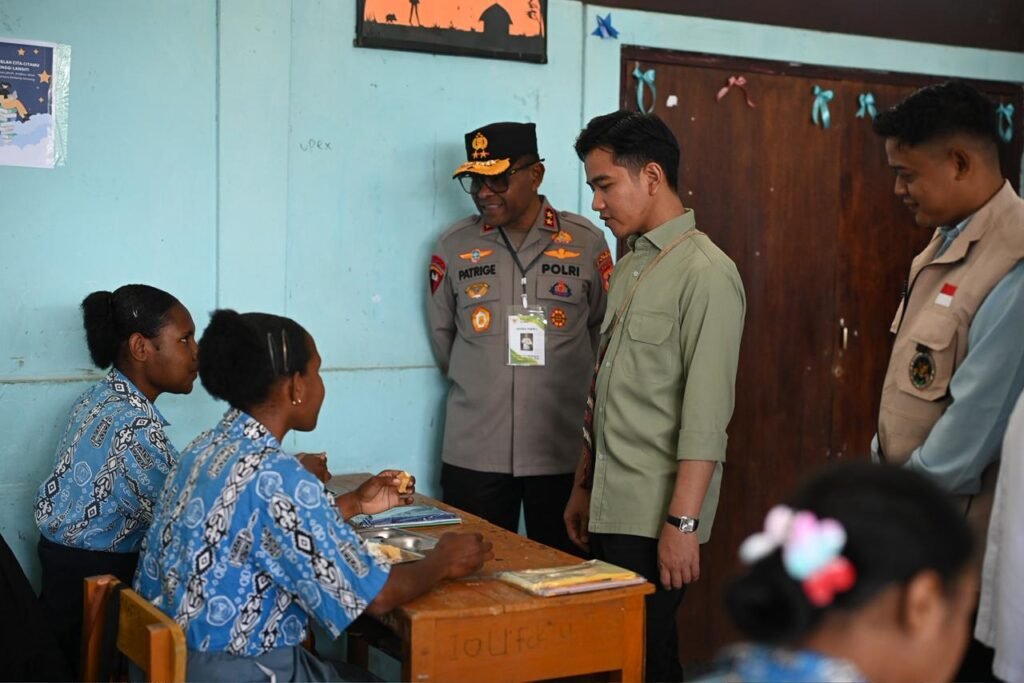 Wapres Gibran Rakabuming meninjau pelaksanaan Program Makan Bergizi Gratis (MBG) di SMA Negeri 1 Wamena. FOTO: BPMI Setpres