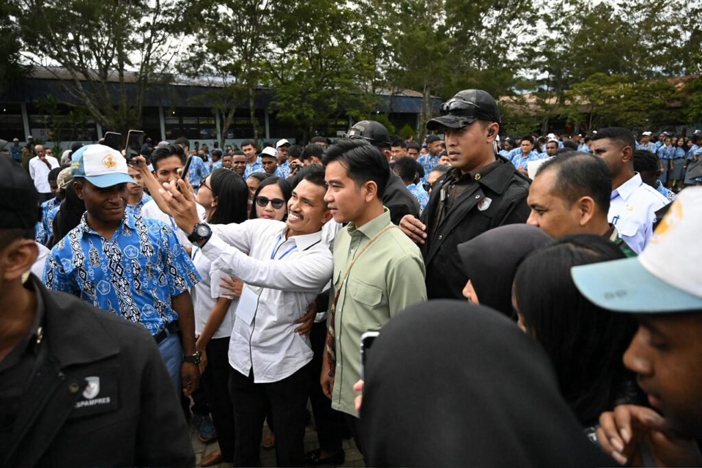 Wapres Gibran Rakabuming meninjau pelaksanaan Program Makan Bergizi Gratis (MBG) di SMA Negeri 1 Wamena. FOTO: BPMI Setpres