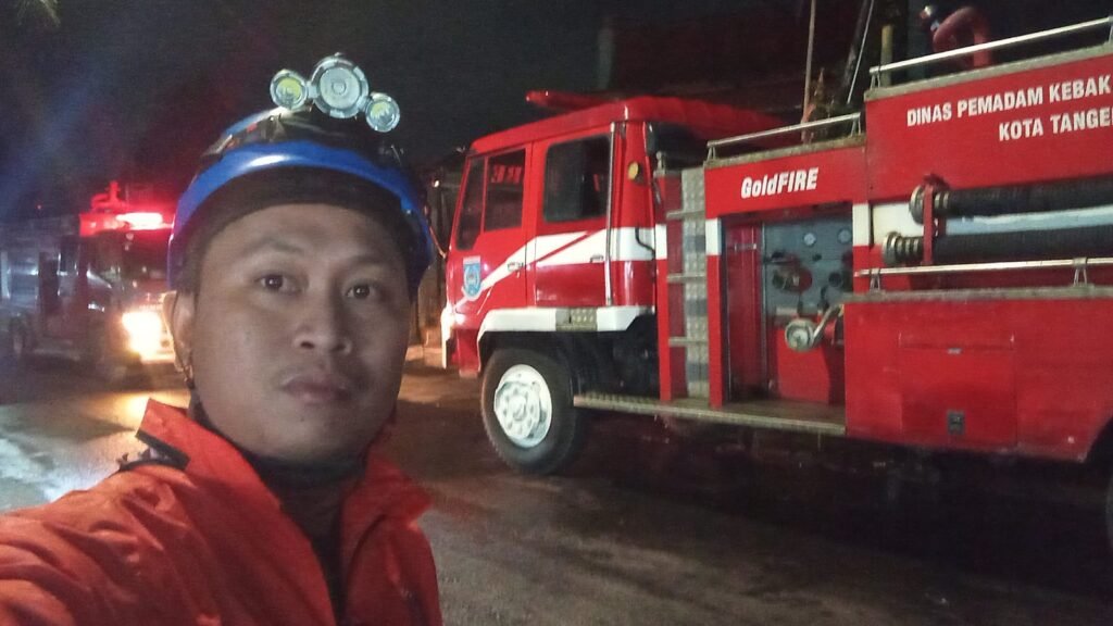 Dinas Pemadam Kebakaran (Damkar) Kota Tangerang Selatan bergerak cepat dengan menerjunkan sedikitnya 4 unit armada pemadam. FOTO: Henny06-PBMI