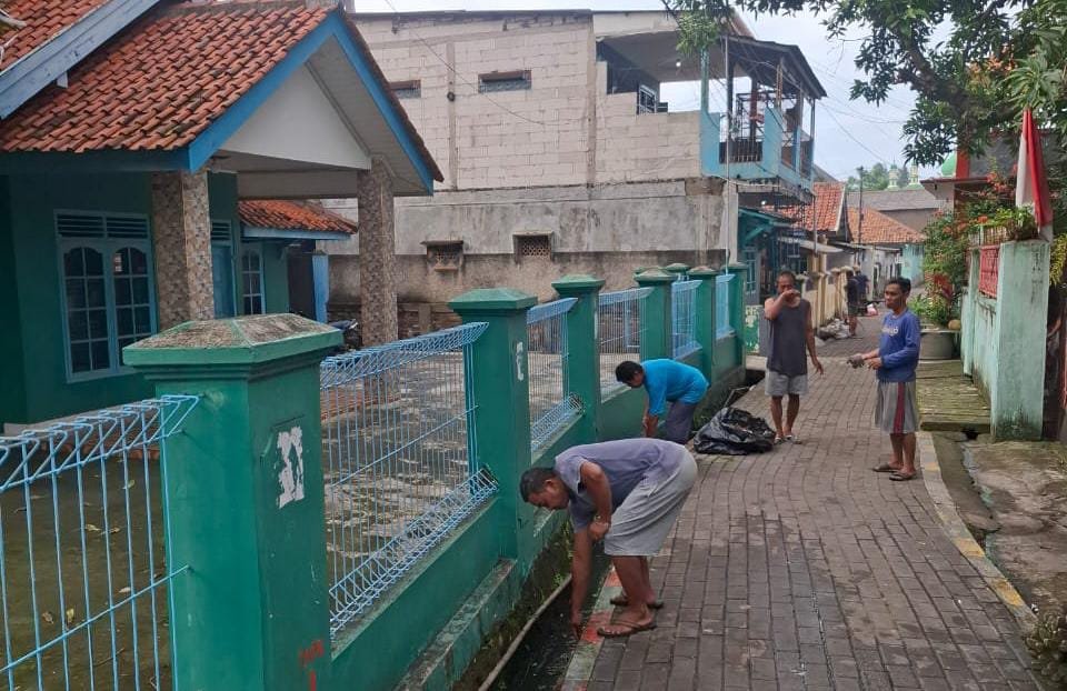 Warga RT 05/RW 02 Sukajadi, Desa Mekarsari, melaksanakan kegiatan kerja bakti pada Minggu (18/01/2026). FOTO: Budi05/PORTALBMI.ID