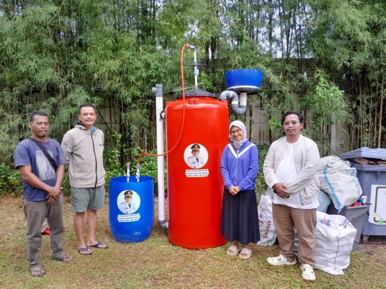 Gubernur Banten Andra Soni berikan bantuan toren Pupuk Organik Cair (POC) dan Biogas untuk Tangsel. FOTO: PORTALBMI.ID