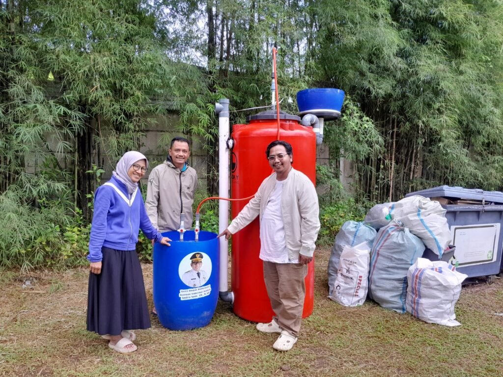 Gubernur Banten Andra Soni berikan bantuan toren Pupuk Organik Cair (POC) dan Biogas untuk Tangsel. FOTO: PORTALBMI.ID