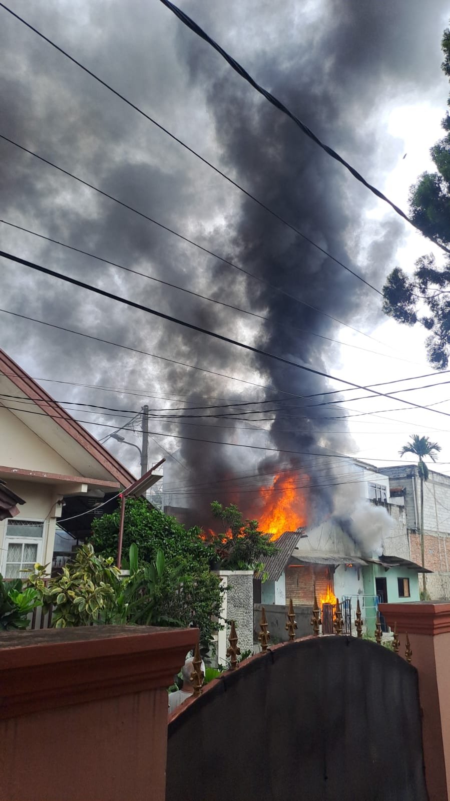 Peristiwa kebakaran melanda sebuah bangunan ruko (warung/rumah) di kawasan Pamulang Permai, Tangerang Selatan pada Minggu (18/01/2026). FOTO: Henny06/PORTALBMI.ID