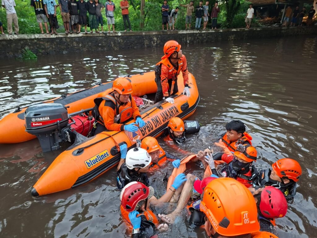 Tim gabungan yang terdiri dari personel BPBD Jakarta Timur,Damkar,SYRN, Katulistiwa,OCC Tangsel serta teman korban. FOTO: BPBD DKI JAKARTA