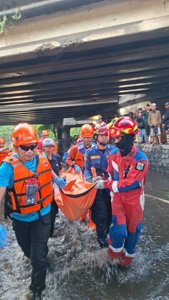 Tim gabungan yang terdiri dari personel BPBD DKI Jakarta, pengurus RT/RW, serta masyarakat setempat. FOTO: Henny06/PORTALBMI.ID