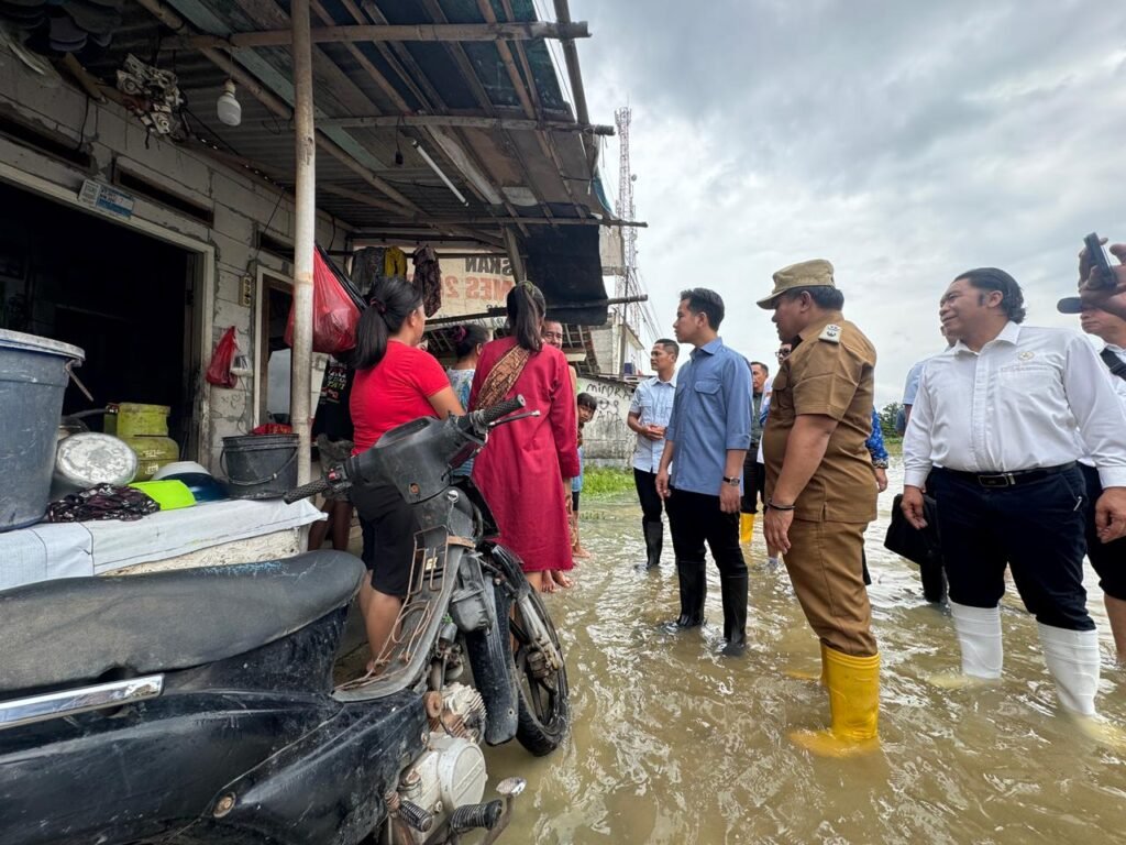 Wakil Presiden (Wapres) Gibran Rakabuming meninjau langsung lokasi banjir di Desa Srimukti, Kecamatan Tambun Utara, Kabupaten Bekasi, Senin (19/01/2026). FOTO: BPMI Setpres