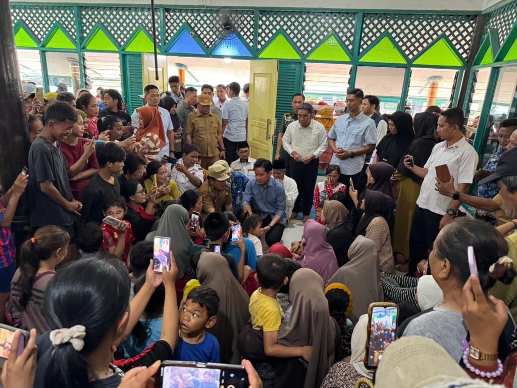 Wakil Presiden (Wapres) Gibran Rakabuming meninjau langsung lokasi banjir di Desa Srimukti, Kecamatan Tambun Utara, Kabupaten Bekasi, Senin (19/01/2026). FOTO: BPMI Setpres