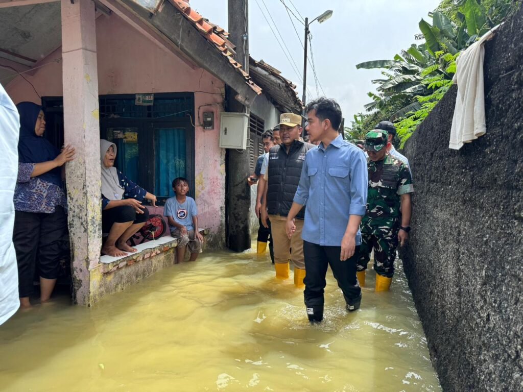 Wakil Presiden (Wapres) Gibran Rakabuming meninjau langsung lokasi terdampak banjir di Kelurahan Tanjungpura, Kecamatan Karawang Barat, Senin (19/01/2026). FOTO: BPMI Setpres