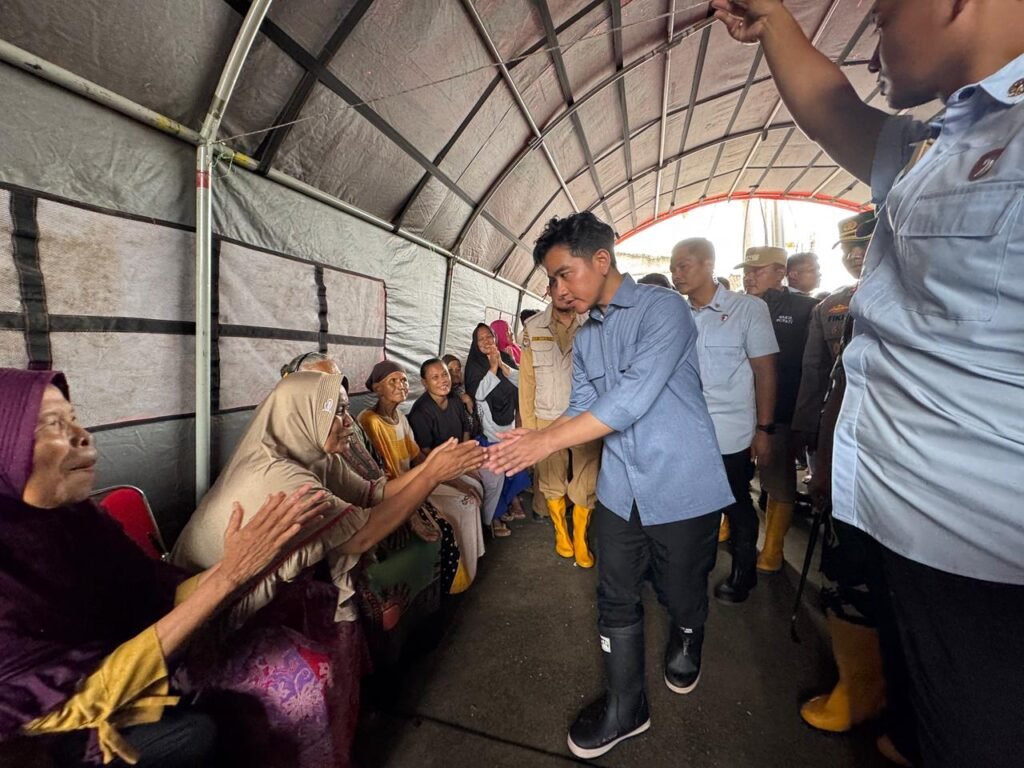 Wakil Presiden (Wapres) Gibran Rakabuming meninjau langsung lokasi terdampak banjir di Kelurahan Tanjungpura, Kecamatan Karawang Barat, Senin (19/01/2026). FOTO: BPMI Setpres