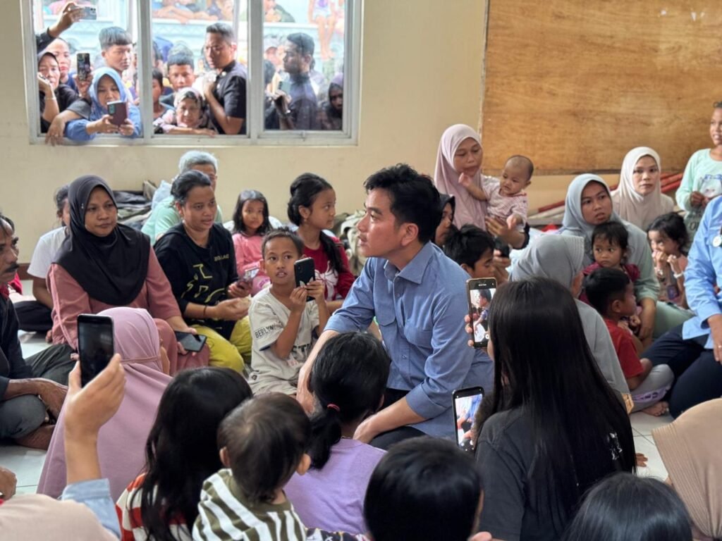 Wakil Presiden (Wapres) Gibran Rakabuming meninjau langsung lokasi terdampak banjir di Kelurahan Tanjungpura, Kecamatan Karawang Barat, Senin (19/01/2026). FOTO: BPMI Setpres