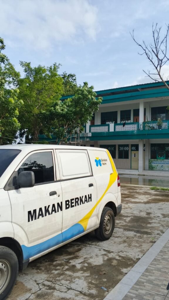 Lembaga Sahabat Yatim menyalurkan bantuan logistik berupa program Makan Berkah bagi para pengungsi di Desa Srijaya, Kecamatan Tambun Utara, Kabupaten Bekasi. FOTO: Lembaga Sahabat Yatim