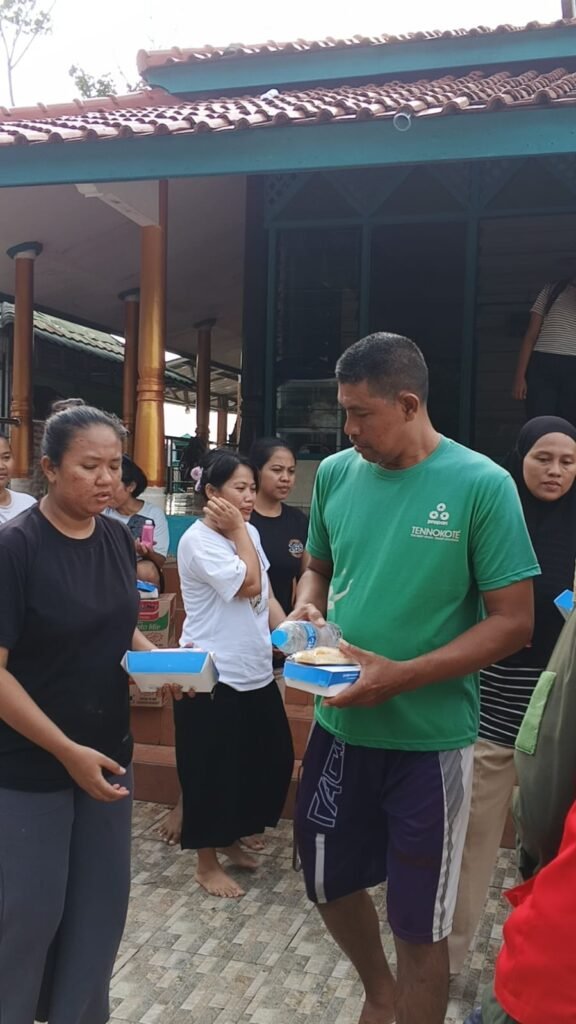 Lembaga Sahabat Yatim menyalurkan bantuan logistik berupa program Makan Berkah bagi para pengungsi di Desa Srijaya, Kecamatan Tambun Utara, Kabupaten Bekasi. FOTO: Lembaga Sahabat Yatim