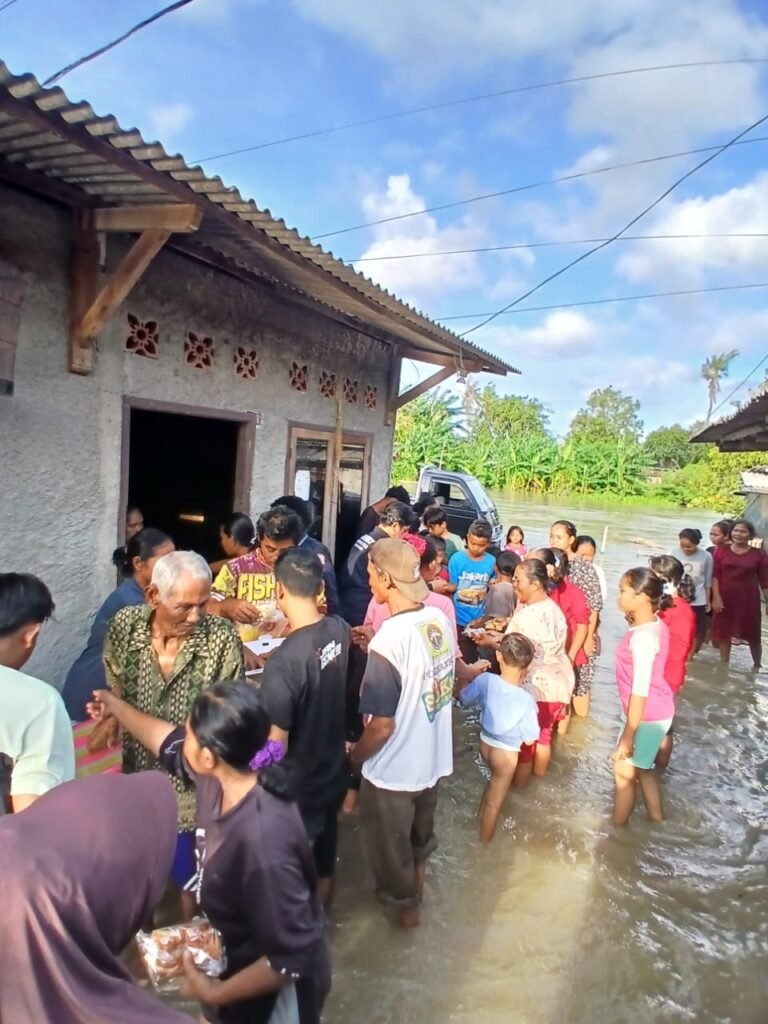 Team Rescue Sahabat Yatim bergerak cepat menyalurkan bantuan pangan darurat bagi warga yang terdampak banjir di Desa Sukajadi. FOTO: Lembaga Sahabat Yatim